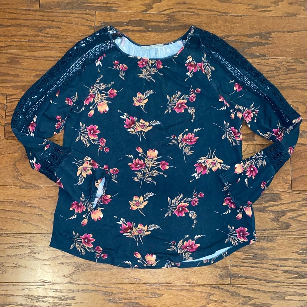Floral green blouse with lace details on the arm